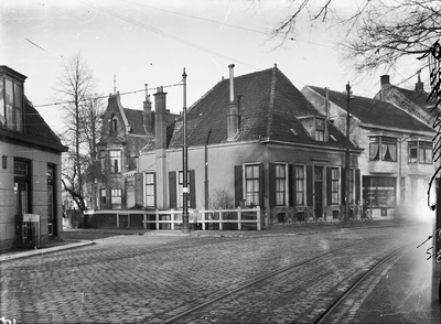 818694 Gezicht op het huis Weerdsingel W.Z. 2 (midden); geheel links een stukje van het café Het Zwarte Paard ...